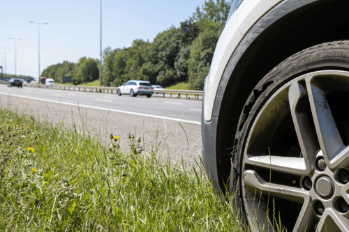 Multiple drivers stranded on M25 due to potholes